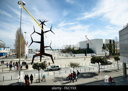 La scultura di Jorge Vieira ispirata al sole e uomo - Homem-Sol - e impostato nel Parco delle nazioni, Lisbona. Il Portogallo. Europa Foto Stock