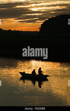 La pesca del salmone sul Tweed in 'backend' sull'inglese frontiera scozzese a Norham e Ladykirk Foto Stock