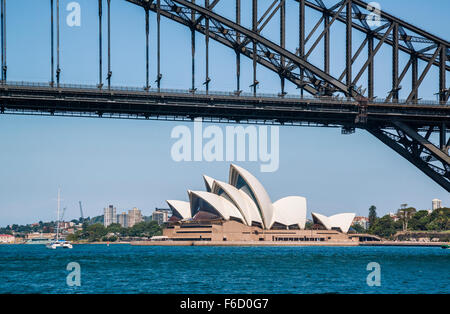 Australia, Nuovo Galles del Sud, Porto di Sydney, Sydney Opera House e la sospensione ponte stradale del Ponte del Porto di Sydney Foto Stock