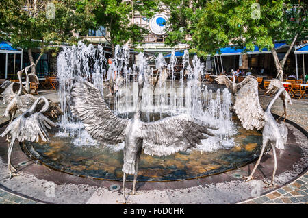 Australia, Nuovo Galles del Sud, Sydney Darling Harbour, Dancing Brolga fontana al Cockle Bay Foto Stock