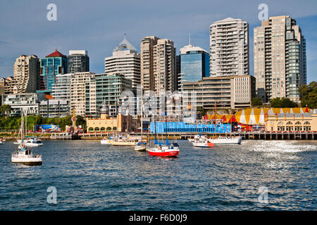 Australia, NSW, Nord di Sydney, vista della baia di Lavanda con Milsons Point highrise e Luna Park Foto Stock