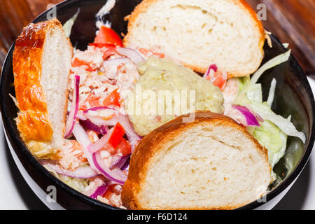 Tonno insalata fresca nella ciotola con un sapore mediterraneo pronto per essere servito Foto Stock