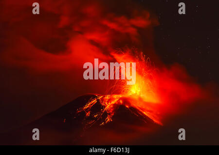 Potente esplosione del vulcano Tungurahua di notte, Ecuador, Sud America Foto Stock