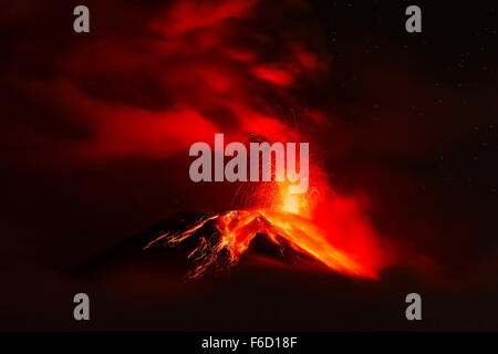 Potente esplosione del Tungurahua di notte, Sud America Foto Stock