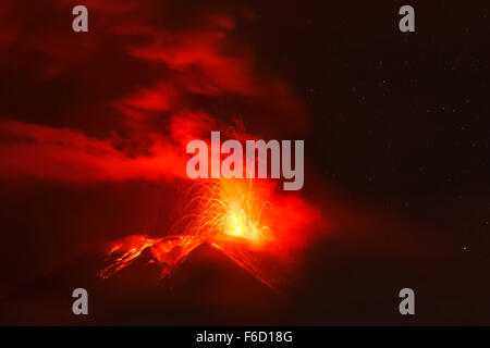 Potente esplosione del vulcano Tungurahua di notte, Ecuador Foto Stock