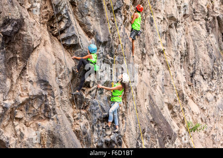 Banos, Ecuador - 30 Novembre 2014: la sfida di basalto del Tungurahua, gruppo di giovani alpinisti per raggiungere la vetta in Banos Foto Stock