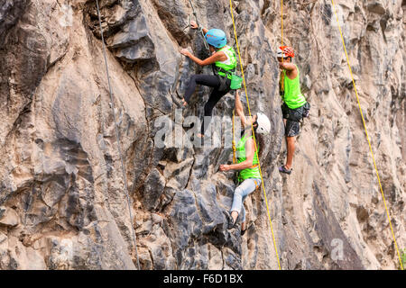 Banos, Ecuador - 30 Novembre 2014: la sfida di basalto del Tungurahua, gruppo di coraggiosi arrampicatori scalare una parete di roccia in Banos Foto Stock