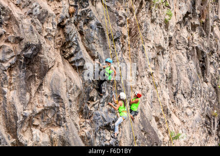 Banos, Ecuador - 30 Novembre 2014: la sfida di basalto del Tungurahua, gruppo di coraggiosi arrampicatori scalare una parete di roccia Foto Stock