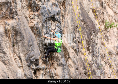 Banos, Ecuador - 30 Novembre 2014: la sfida di basalto del Tungurahua, adolescente ragazza ispanica scalare una parete di roccia in Banos Foto Stock