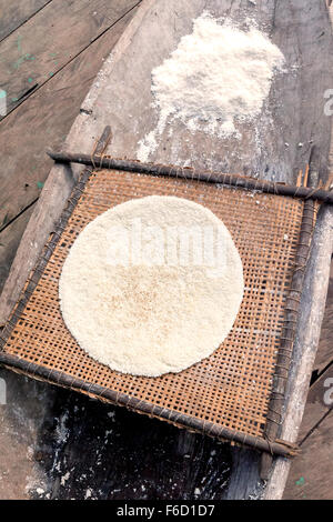 Cuocere la torta di manioca e Yucca radice macinato, cucina indigena, Sud America Foto Stock