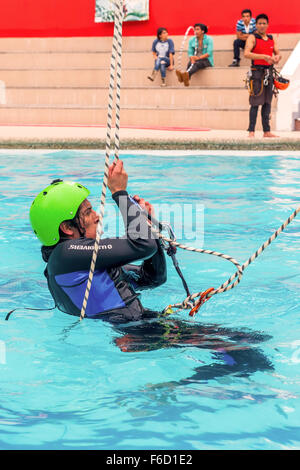 Banos, Ecuador - 23 Maggio 2015: giovane scalatore ispanica di eseguire un esercizio di salvataggio di arrampicata in Banos il 23 maggio 2015 Foto Stock