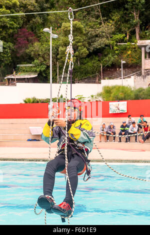 Banos, Ecuador - 23 Maggio 2015: Arrampicata è l'attività di utilizzo di quelle mani, piedi o qualsiasi altra parte del corpo Foto Stock