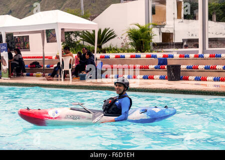 Banos, Ecuador - 23 Maggio 2015: Non identificato uomo ispanico compete alla canoa Contest in una Piscina in Banos Foto Stock