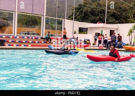 Banos, Ecuador - 23 Maggio 2015: Gruppo non identificato di uomini compete alla canoa Contest in una Piscina in Banos Foto Stock