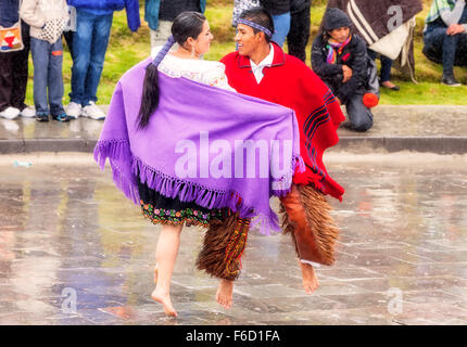 Ingapirca, Ecuador - 20 Giugno 2015: indigeni non identificato giovane celebrando Inti Raymi, adorare un dio Inca di Ingapirca Foto Stock