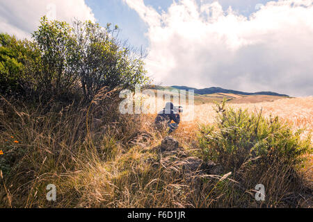 Giovane fotografo in un Cornfield, Ecuador, Sud America Foto Stock