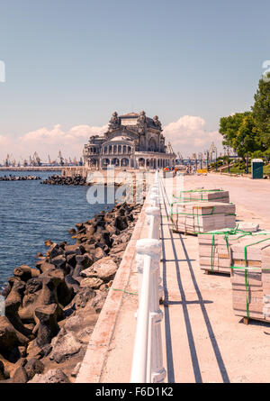 Casino Constanta arroccato su una scogliera che si affaccia su al Mar Nero, Romania, Est Europa Foto Stock