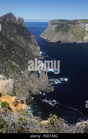 Isola di Tasmania e clifftops del pilastro del Capo, tre promontori via, Penisola Tasmana, Tasmania Foto Stock