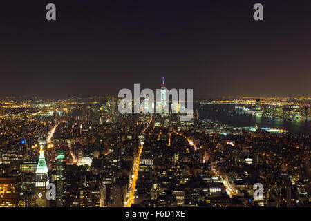 Antenna vista notturna della skyline di Manhattan, New York Foto Stock