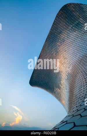 Il tramonto si riflette il moderno Museo Soumaya d'Arte in Città del Messico. Foto Stock