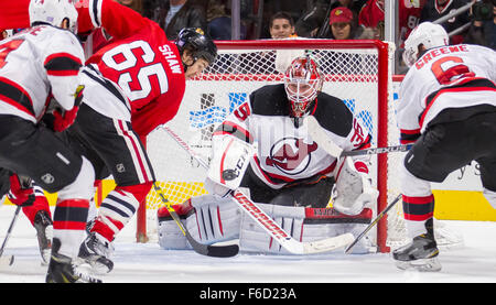 Chicago, Illinois, Stati Uniti d'America. Xii Nov, 2015. - Blackhawk #65 Andrew Shaw tenta un colpo sul Diavolo Goaltender #35 Cory Schneider durante la National Hockey League tra Chicago Blackhawks e New Jersey Devils presso la United Center di Chicago, IL. Mike Wulf/CSM/Alamy Live News Foto Stock