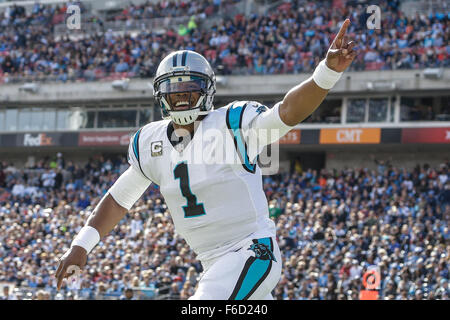 Nashville, TN, Stati Uniti d'America. Xv Nov, 2015. Carolina Panthers quarterback Cam Newton #1 celebra un touchdown in una partita contro i Tennessee Titans il 15 novembre 2015, di Nissan Stadium di Nashville, Tennessee. Le Pantere sconfitto i titani 27-10. Margaret Bowles/CSM/Alamy Live News Foto Stock