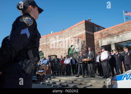 New York, Stati Uniti. Xvi Nov, 2015. Una femmina di officer della nuova risposta critica il comando (sinistra) sorge in formazione come sindaco de Blasio affronta l'unità. Nella scia della Parigi di attentati terroristici, Mayor de Blasio e Commissario NYPD William Bratton ha parlato in occasione di una cerimonia che si terrà su Randall's Island per la distribuzione di una nuova unità antiterrorismo entro la città del dipartimento di polizia, la risposta della critica il comando (CRC). Credito: Albin Lohr-Jones/Pacific Press/Alamy Live News Foto Stock