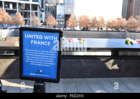 La città di New York, Stati Uniti. Xvi Nov, 2015. Uniti con la Francia firmano a WTC Memorial. Diverse centinaia di Newyorkesi si sono riuniti presso la 911 Memorial a Ground Zero per porre fiori alla base dell'albero superstite in memoria delle vittime del terrore di Parigi credito attacco: Andy Katz/Pacific Press/Alamy Live News Foto Stock