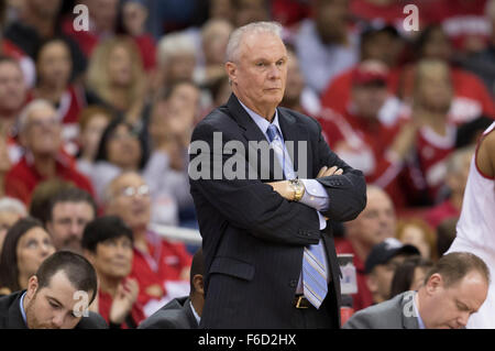 Madison, WI, Stati Uniti d'America. Xv Nov, 2015. Bo Ryan si affaccia su durante il NCAA gioco di basket tra Siena Santi e il Wisconsin Badgers a Kohl Center a Madison, WI. Wisconsin sconfitto Siena 92   65. John Fisher/CSM/Alamy Live News Foto Stock