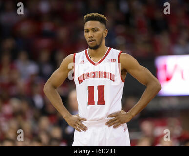 Madison, WI, Stati Uniti d'America. Xv Nov, 2015. Wisconsin Badgers guard Jordan Hill #11 durante il NCAA gioco di basket tra Siena Santi e il Wisconsin Badgers a Kohl Center a Madison, WI. Wisconsin sconfitto Siena 92   65. John Fisher/CSM/Alamy Live News Foto Stock