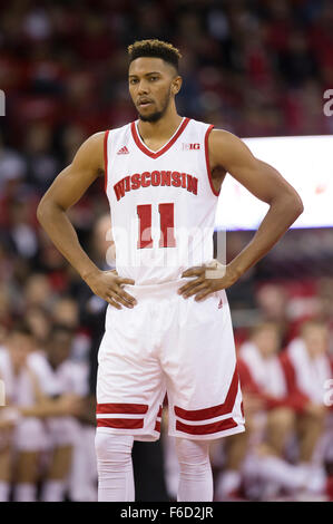 Madison, WI, Stati Uniti d'America. Xv Nov, 2015. Wisconsin Badgers guard Jordan Hill #11 durante il NCAA gioco di basket tra Siena Santi e il Wisconsin Badgers a Kohl Center a Madison, WI. Wisconsin sconfitto Siena 92   65. John Fisher/CSM/Alamy Live News Foto Stock