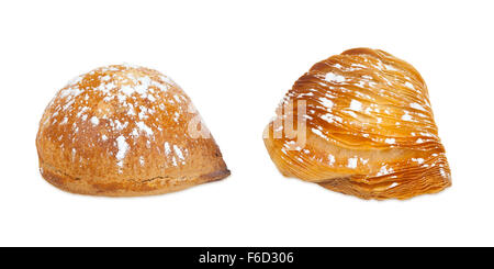 Due sfogliatelle napoletane, riccia e frolla, isolato su sfondo bianco Foto Stock