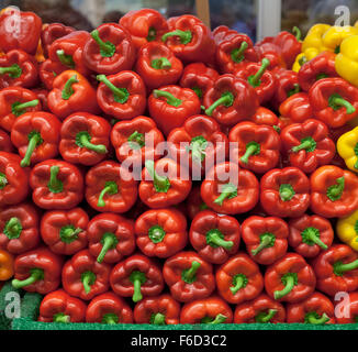 Freschi i peperoni per la vendita al mercato di Chelsea a New York Foto Stock