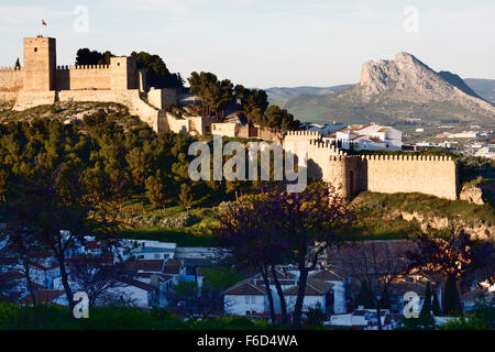 Antequera il castello con la Peña de los Enamorados in background. Antequera. Malaga. Spagna Foto Stock