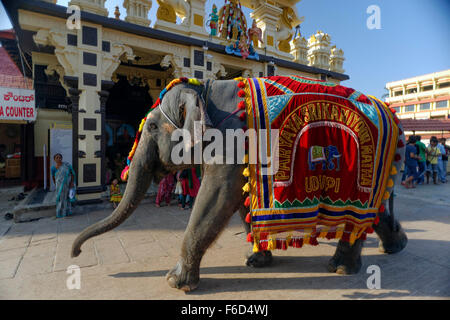 Decorate elefante porta del tempio di Krishna, udupi, Karnataka, India, Asia Foto Stock