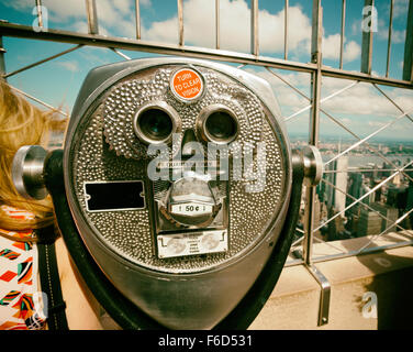 A gettone binocolo con effetto vintage, superiore dell'Empire State Building, new york. Foto Stock