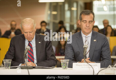 Los Angeles, California, USA. Xvi Nov, 2015. LA MAYOR ERIC GARCETTI, seduto accanto al Vice Presidente Joe Biden ha chiesto un minuto di silenzio in memoria di coloro che hanno perso la vita nel recente Parigi attentati terroristici che hanno lasciato oltre 120 morti e 350 feriti durante il weekend in Francia.---Vice Presidente USA Joe Biden sat in a Los Angeles CleanTech incubatore evento Tavola Rotonda presso il La Kretz Innovation Center nella crescente Quartiere delle Arti a sud del centro cittadino di lunedì pomeriggio. Credito: ZUMA Press, Inc./Alamy Live News Foto Stock