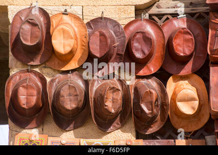 Cappelli di cuoio appeso alla parete, jaisalmer, Rajasthan, India, Asia Foto Stock