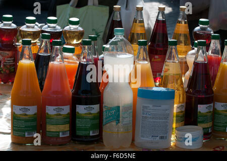 Imbottigliato e freschi succhi di frutta visualizzati nel mercato Markt square, Lipsia, Germania Foto Stock