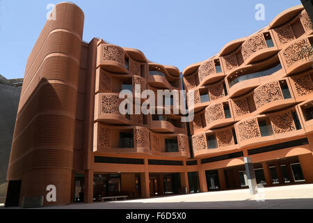 Edifici progettati per ottenere la massima luce interna senza elettricità, nel "zero emissioni di carbonio Masdar City, Abu Dhabi negli Emirati arabi uniti Foto Stock