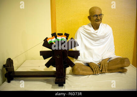 Il Mahatma Gandhi statua con ruota di filatura, museo della cera, lonavala, Maharashtra, India, Asia Foto Stock