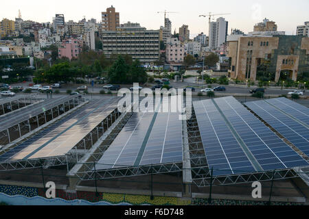 Il Libano, Beirut Beirut Fiume Snake solare (BRSS) progetto, pannello solare che copre il fiume di Beirut fra l'Armenia Ponte e ponte di Yerevan in Bourj Hammoud / LIBANON, Beirut, Solaranlage bedeckt den Fluss di Beirut Foto Stock