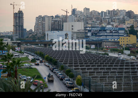 Il Libano, Beirut Beirut Fiume Snake solare (BRSS) progetto, pannello solare che copre il fiume di Beirut fra l'Armenia Ponte e ponte di Yerevan in Bourj Hammoud / LIBANON, Beirut, Solaranlage bedeckt den Fluss di Beirut Foto Stock