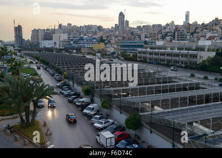 Il Libano, Beirut Beirut Fiume Snake solare (BRSS) progetto, pannello solare che copre il fiume di Beirut fra l'Armenia Ponte e ponte di Yerevan in Bourj Hammoud / LIBANON, Beirut, Solaranlage bedeckt den Fluss di Beirut Foto Stock