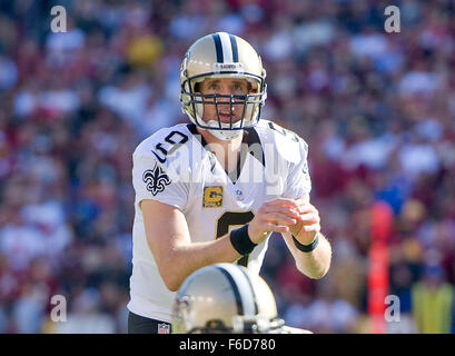 New Orleans Saints quarterback Drew Brees (9) chiamate segnali nel primo trimestre azione contro Washington Redskins a FedEx in campo Landover, Maryland Domenica, 15 novembre 2015. Credito: Ron Sachs/CNP - nessun filo SERVICE - Foto Stock
