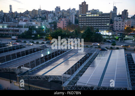 Il Libano, Beirut Beirut Fiume Snake solare (BRSS) progetto, pannello solare che copre il fiume di Beirut fra l'Armenia Ponte e ponte di Yerevan in Bourj Hammoud / LIBANON, Beirut, Solaranlage bedeckt den Fluss di Beirut Foto Stock