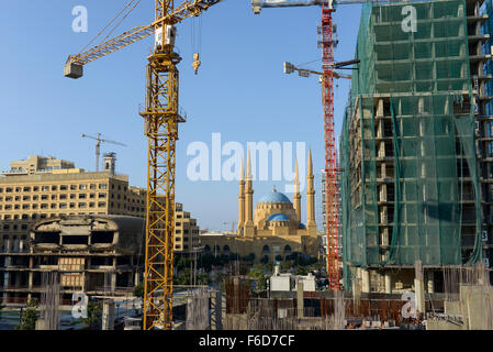 Il Libano, Beirut, Mohammed-al-Amin-Mosque, una moschea sunnita costruire 2008 al posto dei martiri, che è stato durante la guerra civile la cosiddetta linea verde di demarcazione, campo di battaglia tra musulmani e cristiani milicia, di fronte durante la guerra ha distrutto il cinema / LIBANON, Beirut, Mohammed-al-Amin-Moschee, eine Moschee sunnitische und Freitagsmoschee der libanesischen Hauptstadt, wurde 2008 am Platz der Maertirer in der Innenstadt Beiruts eingeweiht, hier verlief die Demarkationslinie linea verde im Buergerkrieg, die Kampfzone zwischen Milizen von Muslimen und Christen, im Krieg zerstoertes Kino im Vorderg Foto Stock