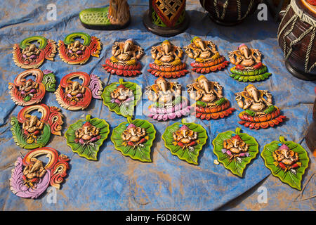 Sollievo idoli del signore ganesh detenuti per la vendita, surajkund mela, faridabad, Haryana, India, Asia Foto Stock