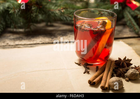 Vin brulé con ingredienti. Natale caldo bevanda alcolica sfondo ricetta Foto Stock