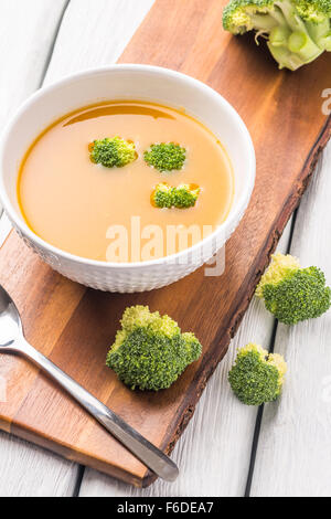 Vegetali minestra di crema decorate con pezzi di cavolfiore, nella ciotola bianco su servita in eco ristorante in stile tabella. Foto Stock